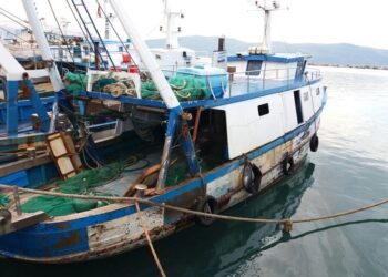 Shpëtohen 3 persona në një anije peshkimi në Vlorë, pësoi defekt në motor