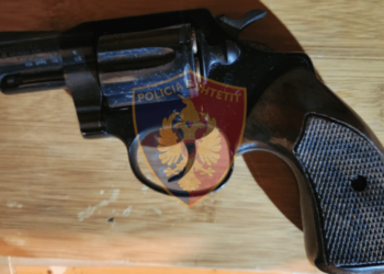 Mbanin armë dhe municion në magazinën e lokalit, arrestohen babë e bir në Tiranë