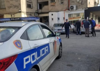 EMRI/ Qarkullonte me armë zjarri mes Tiranës, arrestohet nga policia 26 vjeçari