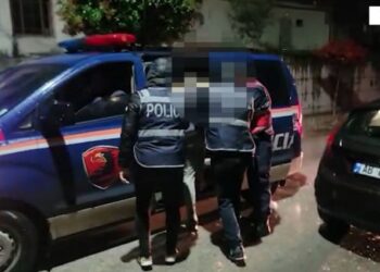 VIDEO/ Arrestohet i riu në Fier, u kap ‘mat’ nga policia duke shitur kanabis të ndarë në doza