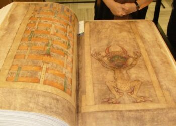 Peshon mbi 70 kg, por çfarë përmban “Bibla e Djallit”?