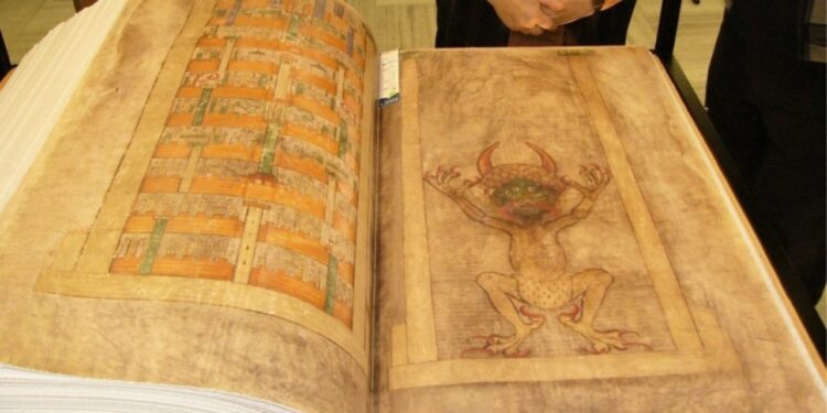 Peshon mbi 70 kg, por çfarë përmban “Bibla e Djallit”?