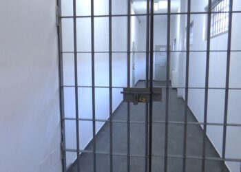 Tentoi të fuste drogë në burgun e Drenovës, kolegët arrestojnë policin (EMRI)