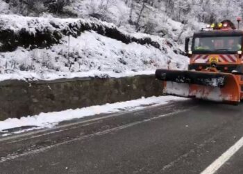 Reshje të dendura bore në Veri-Lindje/ Rrugët mbulohen me kripë, policia thirrje shoferëve
