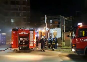 Përfshihet nga flakët një automjet në parkingun e qendrës tregtare në Tiranë