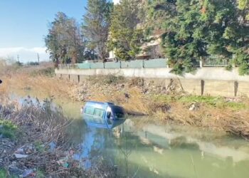 Fugoni me pasagjerë përfundon në kanalin me ujë, shoferi harron të vendosë mjetin në frena
