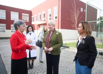 Programi “EU4Schools”, anëtarja e Parlamentit Evropian viziton shkollën 9-vjeçare “Bërxullë”