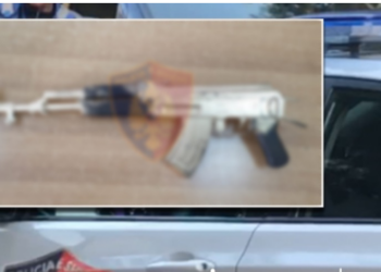 EMRI/ Mbante armë zjarri kallashnikov në vendin e punës, arrestohet i riu nga Vlora