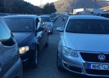 Radhë kilometrike në Kapshticë/ Shqiptarët prej më shumë se katër orë në pritje, pala greke s’reagon