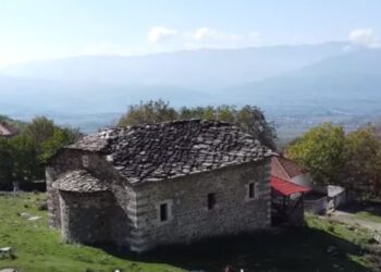 Fshati mysliman në Shqipëri që kujdesen për 5 kishat e tij