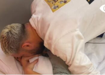 Luizi zgjon me puthje Kiarën, ajo mbulon fytyrën me jastëk. Pasi ngrihet e përqafon (Video)