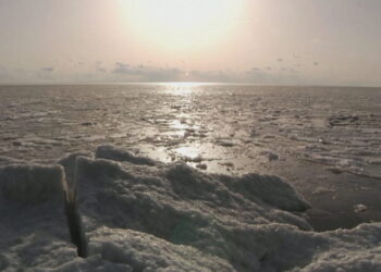 Për herë të parë në histori, ngrin edhe “Liqeni i ngrohtë” (VIDEO)