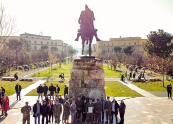 Marinsi amerikan merr gradën “Rreshter i Lartë”, ceremonia zhvillohet para bustit të Skënderbeut: Përfaqësojnë të njejtat…!
