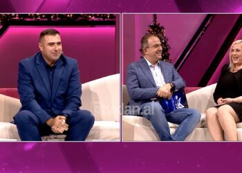 Orgesi i jep një premtim dashurie të fejuarës 10 vite më të madhe: Jam dhe do jem vetëm i yti