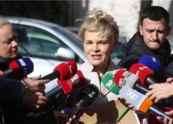 Kërcimi nga belaja para derës së SPAK!