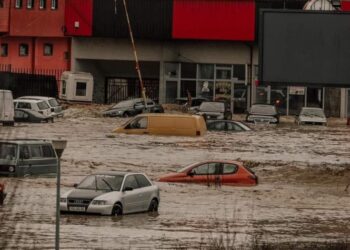 FOTOT/ Kosova në pushtetin e ujit i cili merr makinat përpara