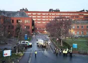 Parandalohet tragjedia/ Me armë dhe detonator eksplozivi në dorë, arrestohet 27-vjeçari pranë maternitetit