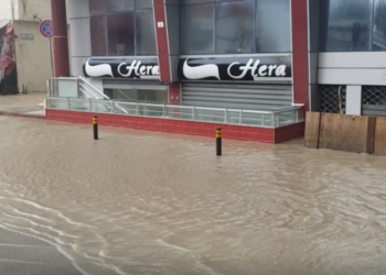 Përmbyten dy lagje në Durrës, uji kalon trotuaret në rrugët kryesore të qytetit