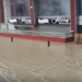 Përmbyten dy lagje në Durrës, uji kalon trotuaret në rrugët kryesore të qytetit