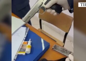 Arrestohet 40-vjeçari që prezantohej si polic i forcave speciale, u kap me pistoletë me fishekë në fole