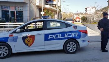 Emri/ 65 vjeçari kryente marrëdhënie seksuale me një të mitur, arrestohet nga policia, sekuestrohen 2 krehëra arme zjarri dhe municione