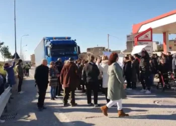 Banorët në Elbasan bllokuan rrugën në shenjë protestë pas aksidentit, policia kontroll nëpër banesa për t’i shoqëruar