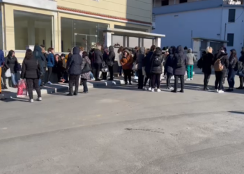 Përgjysmim i rrogës dhe refuzim i lejes vjetore / Punonjëset e fasonerisë në Bilisht dalin në protestë