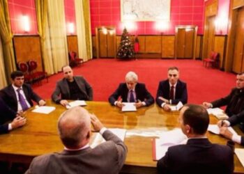 Rama pret në takim liderët e partive politike shqiptare të Maqedonisë së Veriut. Pjesëmarrësit dhe fokusi i bisedës