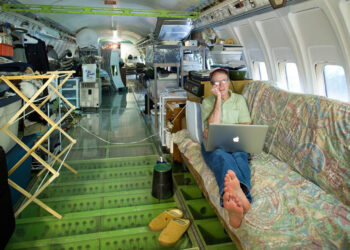 I moshuari që ka përshtatur si shtëpi një avion Boeing 727