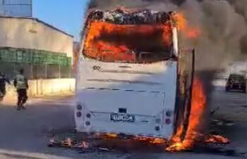 Digjet autobusi i linjës Tiranë-Skrapar, shoferi nxjerr menjëherë jashtë pasagjerët