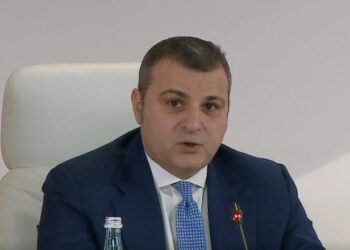 Emigracioni kërcënon ekonominë e Shqipërisë/ Sejko: Largimi i profesionistëve dëmton rritjen afatgjatë