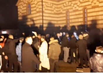 VIDEO/ “Shqiptarët po na mbrojnë”! Serbët me thirrje kundër Petkoviç dhe Listës Serbe: Turp të keni