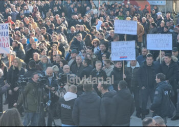 Kosovë| Serbët protestojnë në Shtërpcë pas plagosjes së dyfishtë