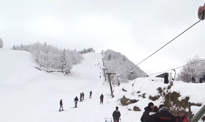 turistet-per-ski-ne-dardhe-pista-e-vetme-ne-shqiperi-pret-te-pasionuarit-pas-sporteve-dimerore