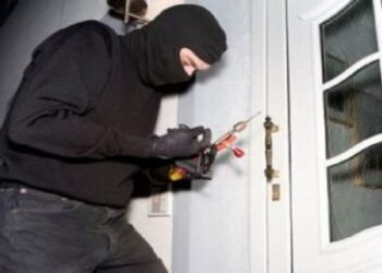 EMRI/ Lekë, mijëra euro dhe bizhuteri, arrestohet “skifteri” në Tiranë, vodhi 4 shtëpi