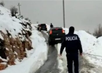 Bora bllokon turistët në malin e Tomorit, policia shkon në ndihmë