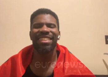 Amerikani i mbuluar me flamurin kuq e zi: Dua pasaportë shqiptare!