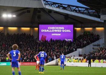 Risia e FIFA-s/ Gjyqtarët do të shpjegojnë me mikrofon në stadium vendimet e VAR-it