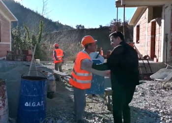 “Gati shtëpitë për 30 familje” / Erion Veliaj inspekton lagjen e re në Pezë