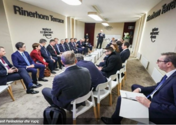 FOTO/ Veçohet Vuçiç, qëndron i vetmuar pas në një karrige! Krerët e Ballkanit Perëndimor të gjithë bashkë në Davos