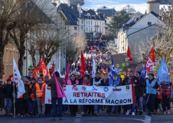 Mbi 1.2 mln njerëz në protestë, qeveria franceze nuk tërhiqet nga vendimi për pensionet