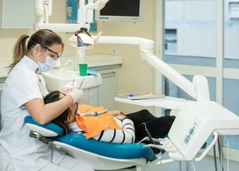 Dentistja mashtruese në kërkim/ Joshi klientët me ulje 50%, pacientëve u ranë dhëmbët