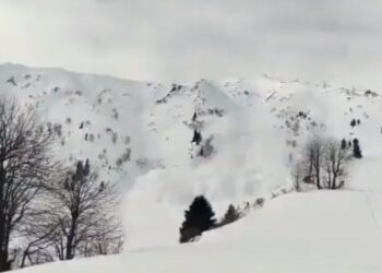 Video tronditëse: Orteku ‘gëlltit’ një grup skiatorësh