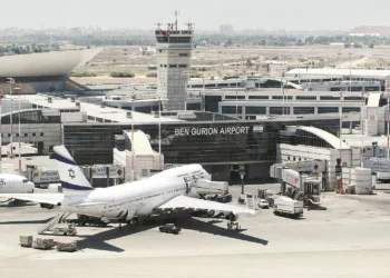 Çifti braktis fëmijën në aeroport për shkak se nuk kishte biletë për të