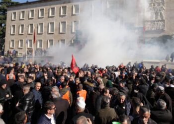 Protesta, PD e Gramshit: Do vinim me mijëra vetë, por shoferët e autobusëve kanë frikë. Kështuqë po vijmë 50 vetë