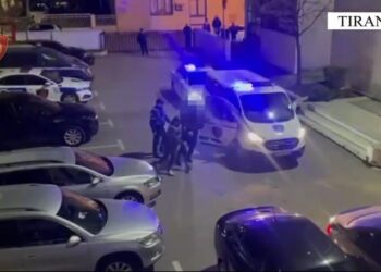 EMRAT/ Lëviznin me pistoletë dhe kokainë në zonën e ish-Bllokut, arrestohen 2 persona në Tiranë