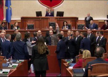 Bllokuan foltoren/ Përjashtohen me 10 ditë nga Kuvendi, 8 deputetë të PD. Salianji: Kërkesën e bënë ‘memecët’