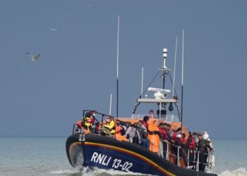 Media britanike: Azili urdhër që të merren vetëm me rastet shqiptare për të përshpejtuar dëbimet nga Britania