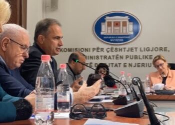 Kërkesa për përjashtimin e deputetëve të PD/ Plas sherri në komsion, Bushka: Mbylleni lidhjen në ‘FB’, demokrati: Na pushkatoni!