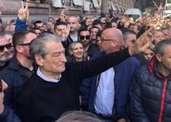 Protesta e Berishës/ Policia “blindon” hyrjen e Kuvendit, 1100 efektivë në gatishmëri